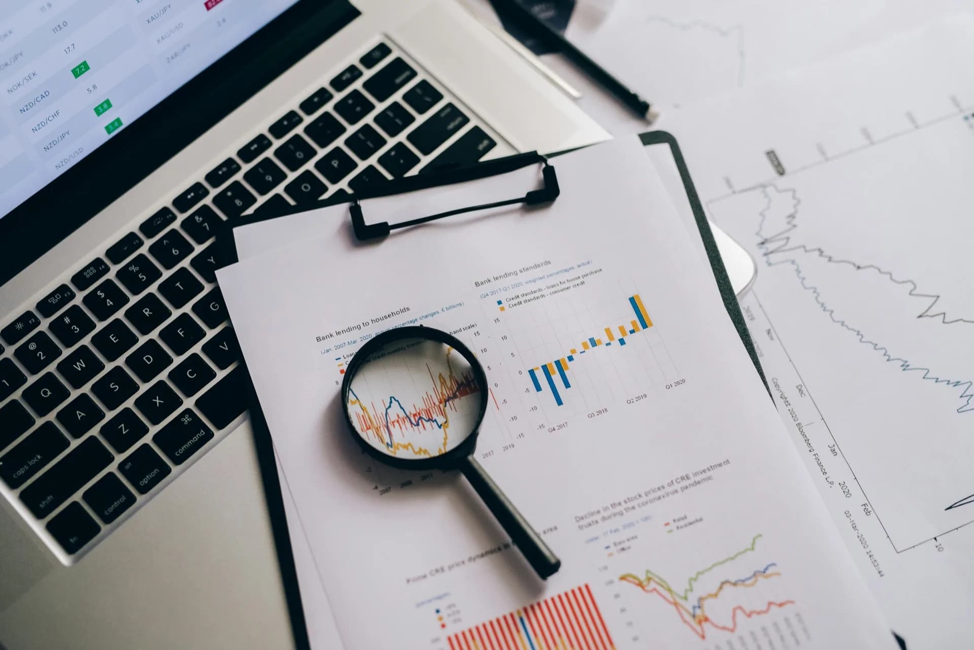 Kaca pembesar di atas data statistik (Leeloo The First, Pexels)