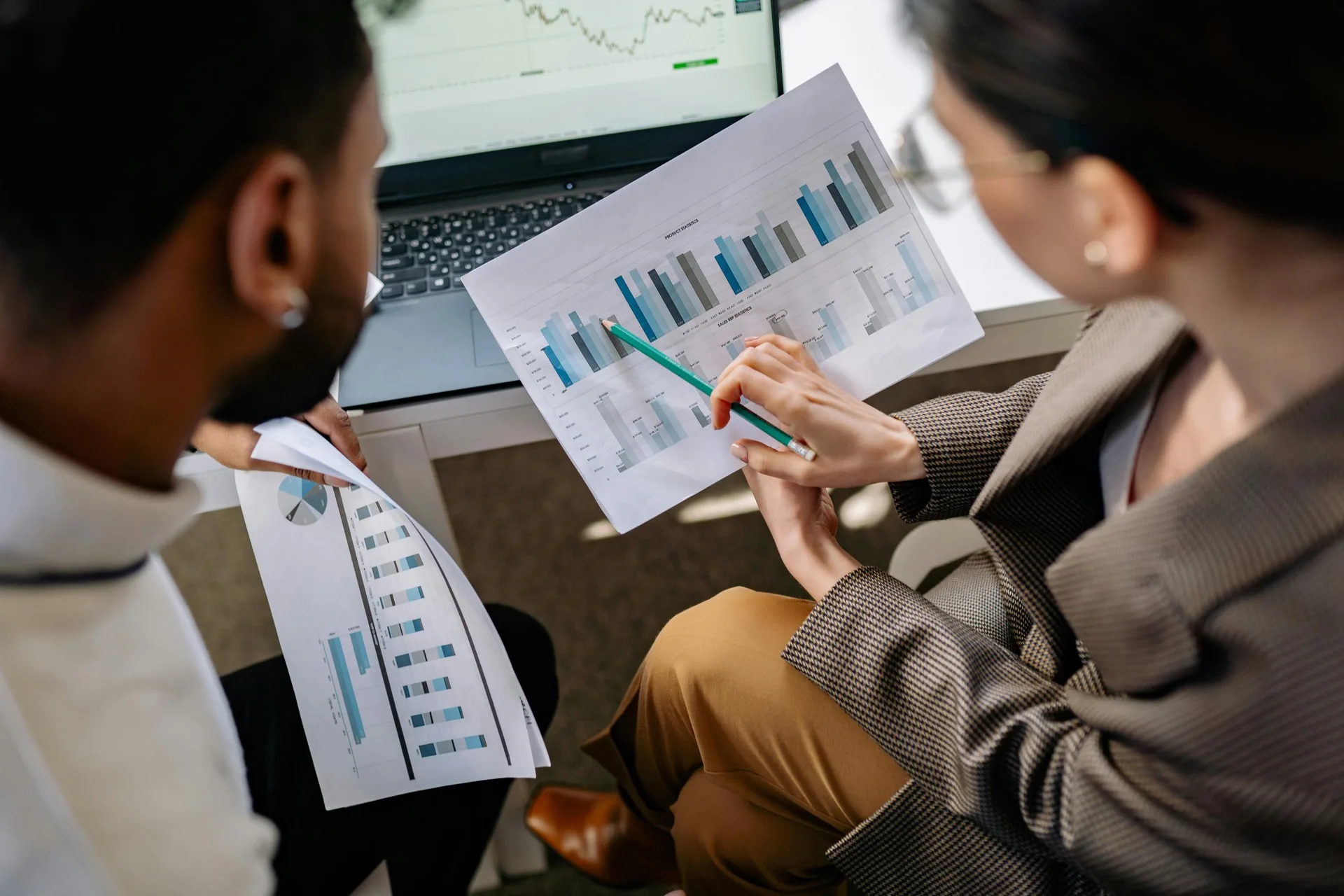 Two people discussing graphs on printouts (Yan Krukau, Pexels)