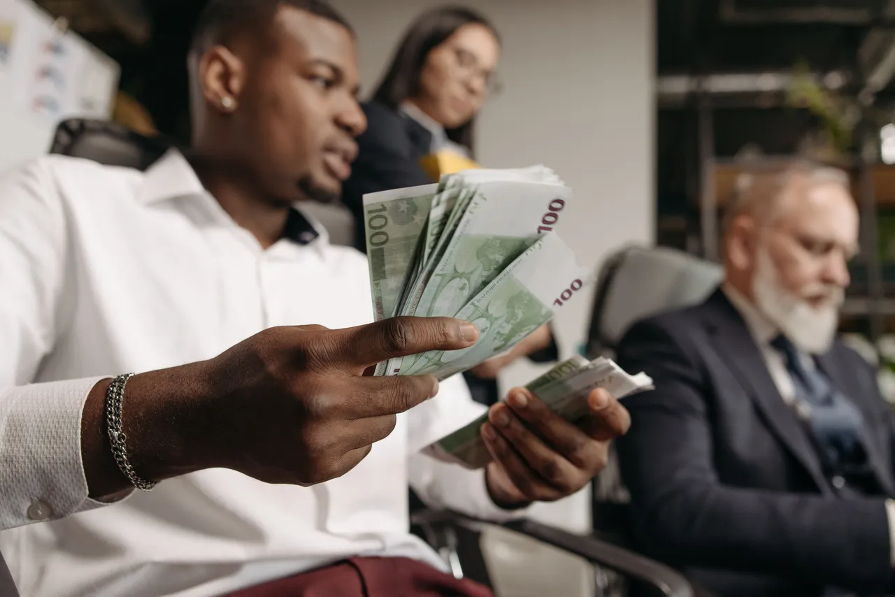 Detecting Window Dressing Through Financial Statements: What Should Be Compared?
